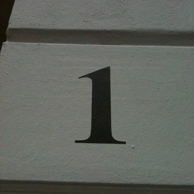 Nr 1 an einer Hauswand