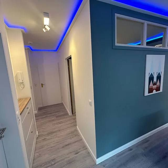 Gestrichener Raum mit Lichtleiste