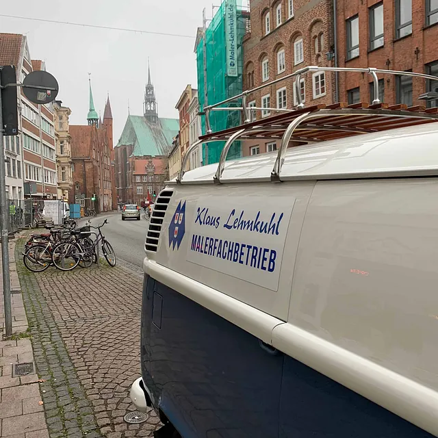 Retro-Firmenwagen in der Lübecker Altstadt