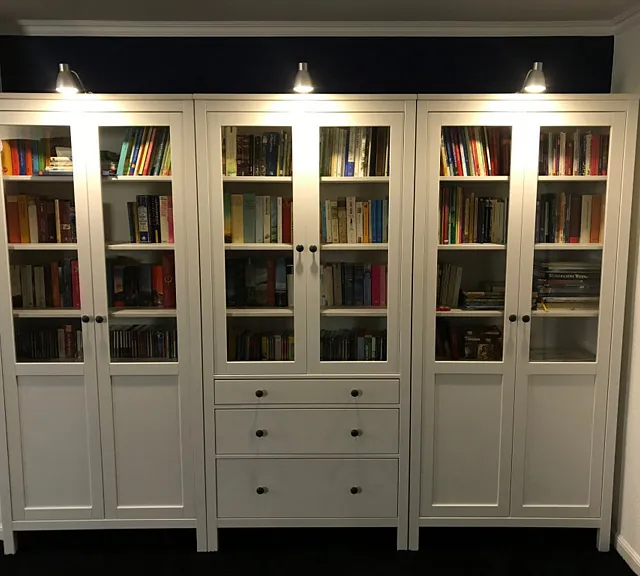 Schrankwand mit Büchern