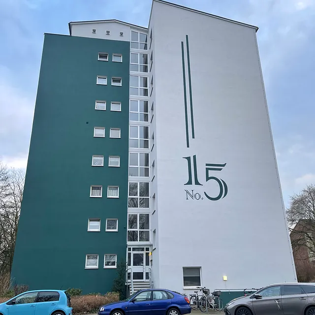 Große 15 an einem Hochaus