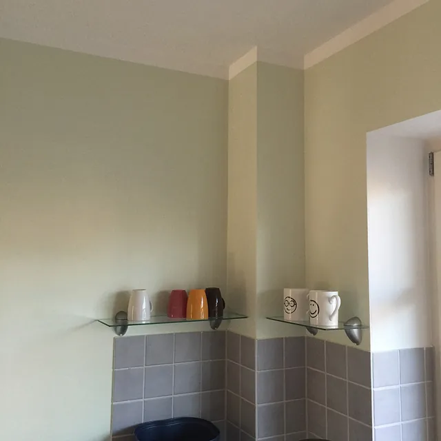 Grüngestrichene Wand