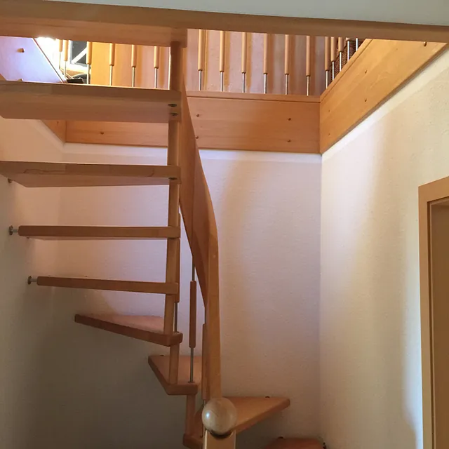 Treppe und gestrichene Wand