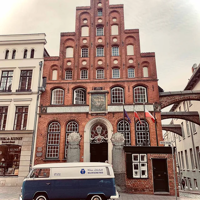 Retro-Firmenwagen vor Schiffergesellschaft